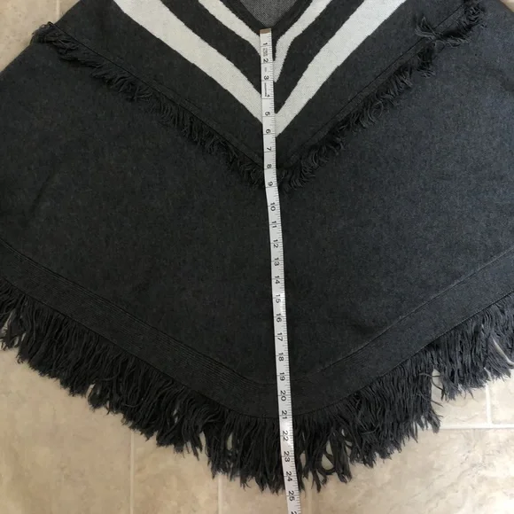 Grey poncho - Picture 7 of 9